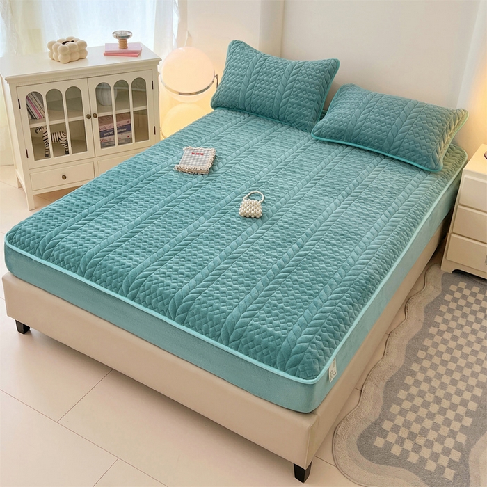 91家纺网 家纺一手货源 找家纺 梦舒羽 2025新款A类牛奶绒夹棉床笠床单床盖床罩床护垫床垫保护罩三件套-轻奢 轻奢款-浅水兰