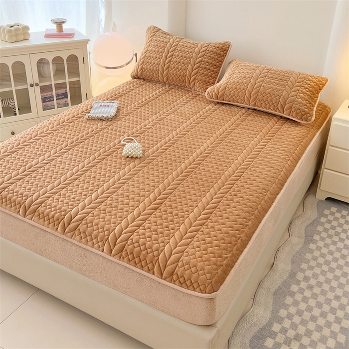 91家纺网 家纺一手货源 找家纺 梦舒羽 2025新款A类牛奶绒夹棉床笠床单床盖床罩床护垫床垫保护罩三件套-轻奢 轻奢款-奶茶咖