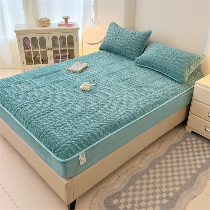 91家纺网 家纺一手货源 找家纺 梦舒羽 2025新款A类牛奶绒夹棉床笠床单床盖床罩床护垫床垫保护罩三件套-轻奢 轻奢款-浅水兰