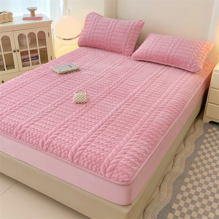 91家纺网 家纺一手货源 找家纺 梦舒羽 2025新款A类牛奶绒夹棉床笠床单床盖床罩床护垫床垫保护罩三件套-轻奢 轻奢款-浪漫粉