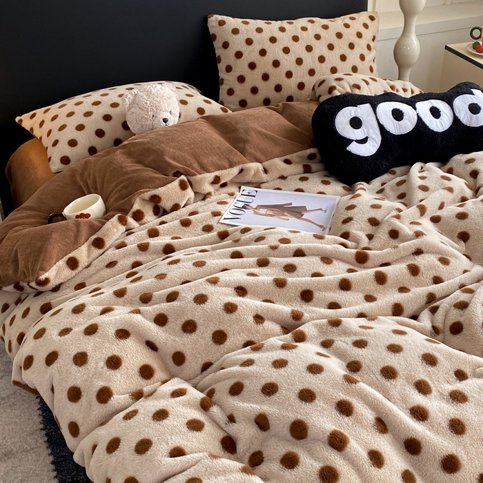 91家纺网 家纺一手货源 找家纺 蝶帕家纺 2025新款兔毛绒印花四件套 波点咖