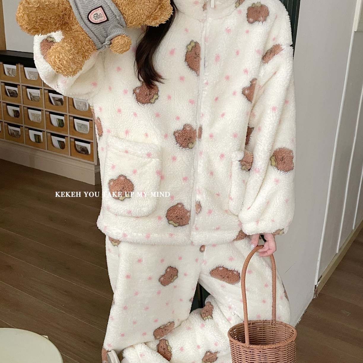 （总）妍景家居生活馆 2025新款0821-米粒绒波点熊睡衣套装