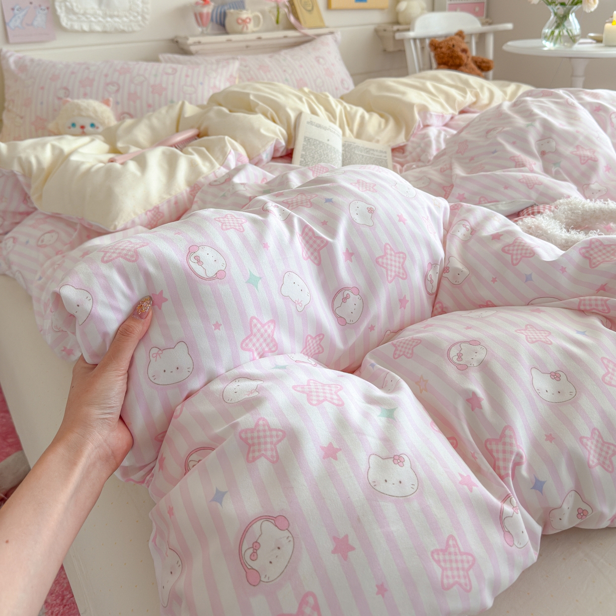 91家纺网 家纺一手货源 找家纺 海岛哥哥 2025新款高克重双层纱糯糯绵印花四件套-萌花系列 萌花系列-星星凯蒂粉