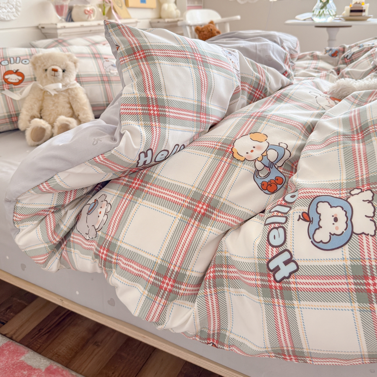 91家纺网 家纺一手货源 找家纺 港岛妹妹 2025新款高克重双层纱糯糯绵印花四件套-萌花系列 萌花系列-复古绿格狗