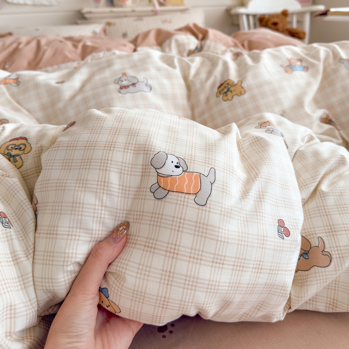 91家纺网 家纺一手货源 找家纺 港岛妹妹 2025新款高克重双层纱糯糯绵印花四件套-萌花系列 萌花系列-格子萌狗