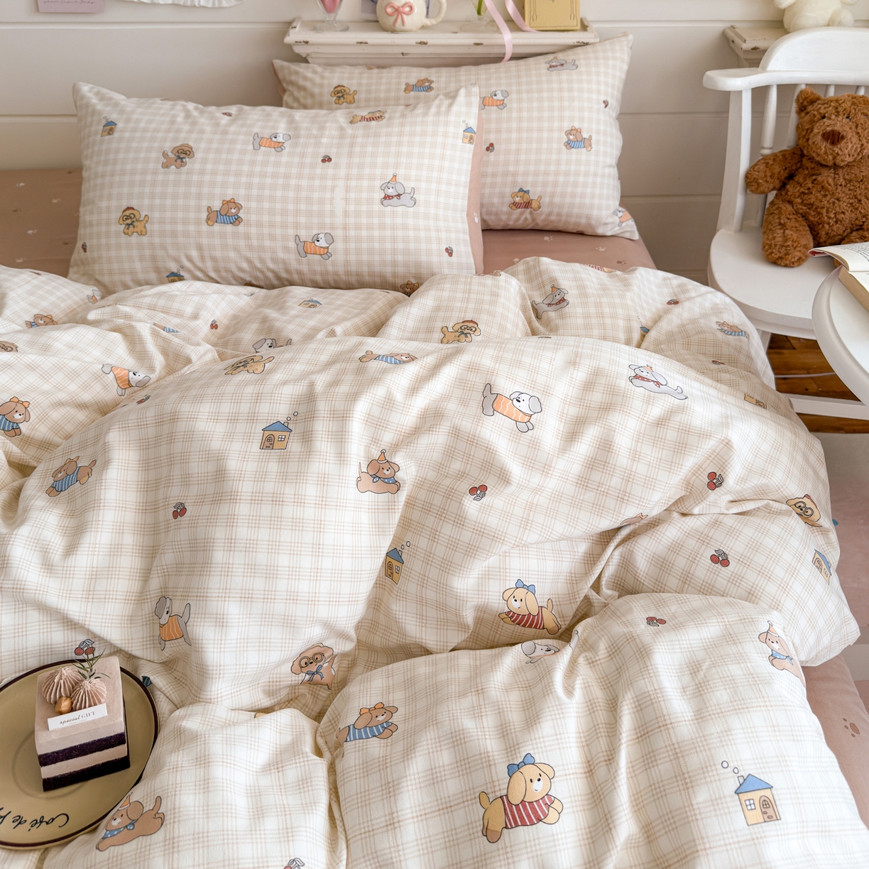 91家纺网 家纺一手货源 找家纺 港岛妹妹 2025新款高克重双层纱糯糯绵印花四件套-萌花系列 萌花系列-格子萌狗