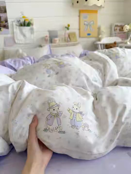 91家纺网 家纺一手货源 找家纺 港岛妹妹 2025新款高克重双层纱糯糯绵印花四件套-萌花系列 萌花系列-兔子花园米