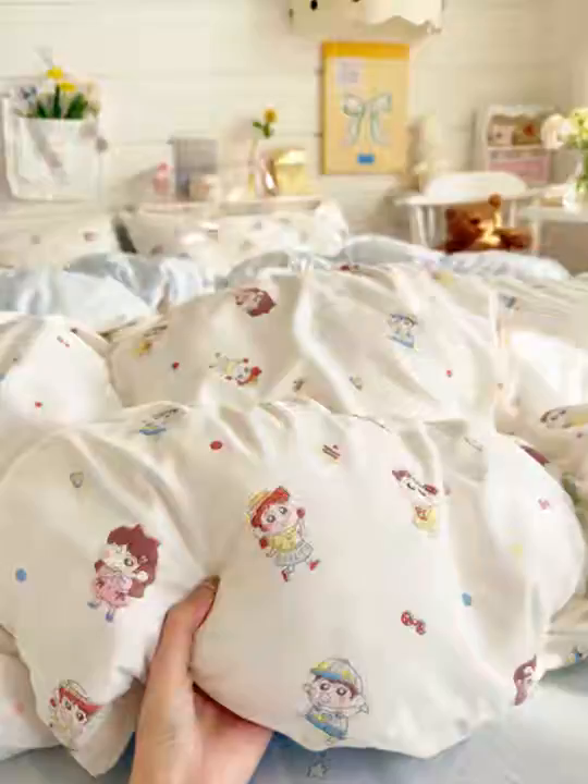 91家纺网 家纺一手货源 找家纺 港岛妹妹 2025新款高克重双层纱糯糯绵印花四件套-萌花系列 萌花系列-小新的好友
