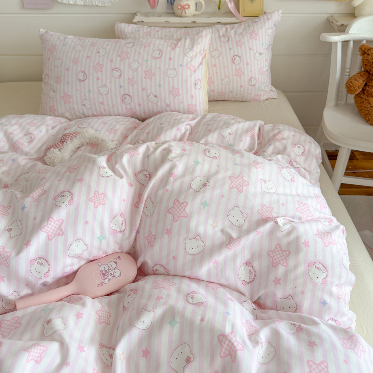 91家纺网 家纺一手货源 找家纺 港岛妹妹 2025新款高克重双层纱糯糯绵印花四件套-萌花系列 萌花系列-星星凯蒂粉