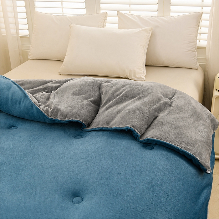 91家纺网 家纺一手货源 找家纺 金柚子家纺 2025新款牛奶绒刺绣冬被 宾利蓝