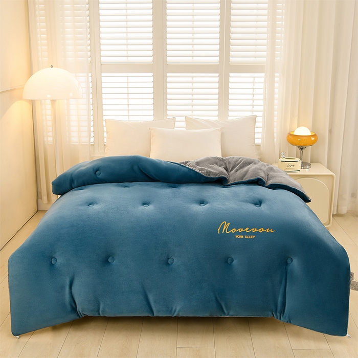 91家纺网 家纺一手货源 找家纺 金柚子家纺 2025新款牛奶绒刺绣冬被 宾利蓝