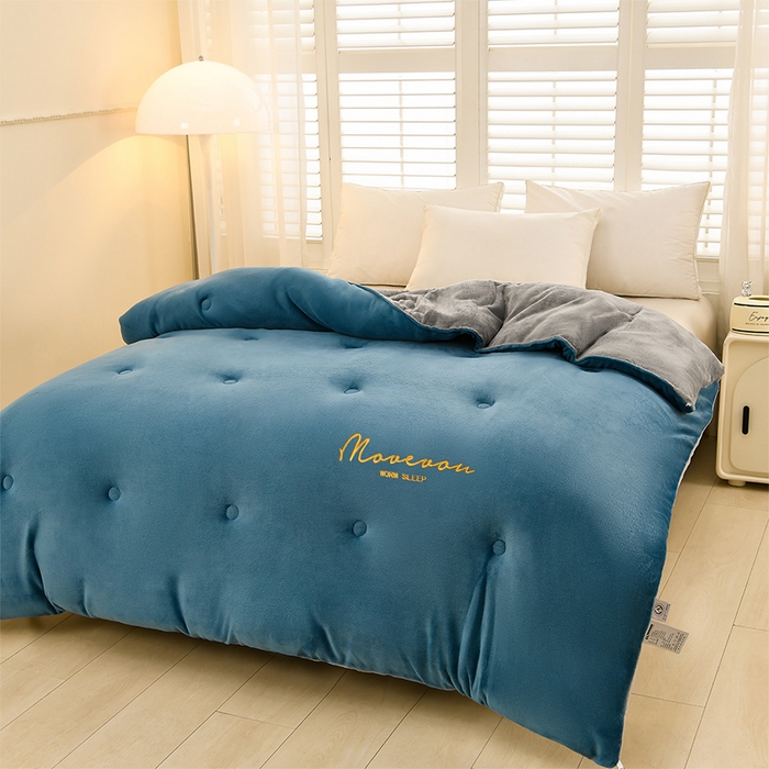 91家纺网 家纺一手货源 找家纺 金柚子家纺 2025新款牛奶绒刺绣冬被 宾利蓝