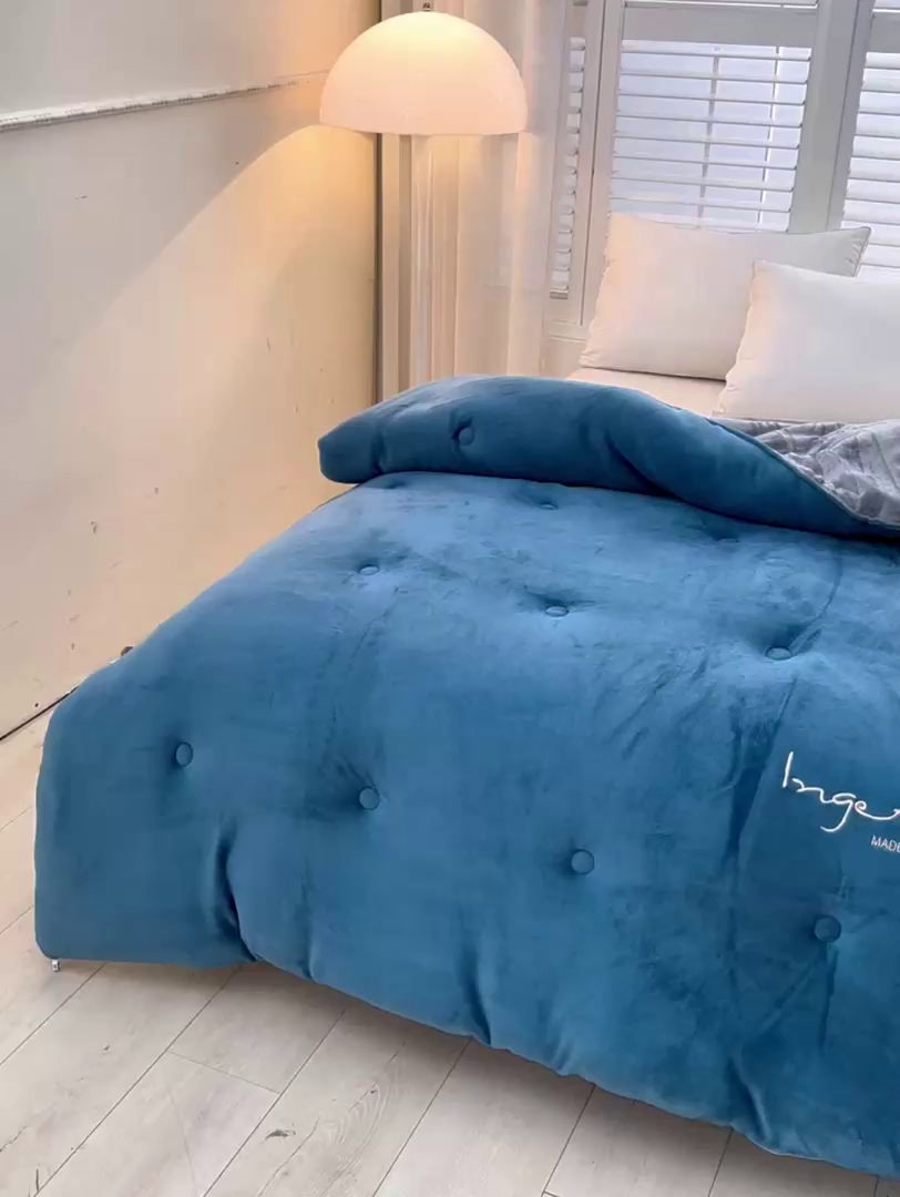 91家纺网 家纺一手货源 找家纺 金柚子家纺 2025新款牛奶绒刺绣冬被 宾利蓝