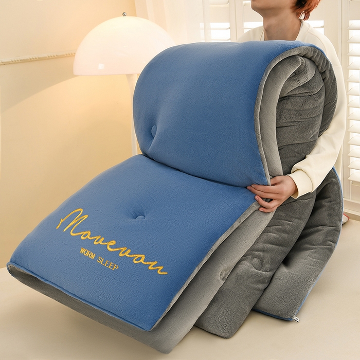 91家纺网 家纺一手货源 找家纺 金柚子家纺 2025新款牛奶绒刺绣冬被 藏青