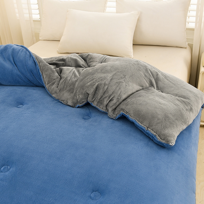 91家纺网 家纺一手货源 找家纺 金柚子家纺 2025新款牛奶绒刺绣冬被 藏青