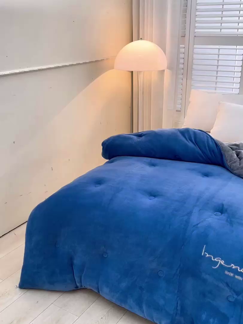 91家纺网 家纺一手货源 找家纺 金柚子家纺 2025新款牛奶绒刺绣冬被 藏青