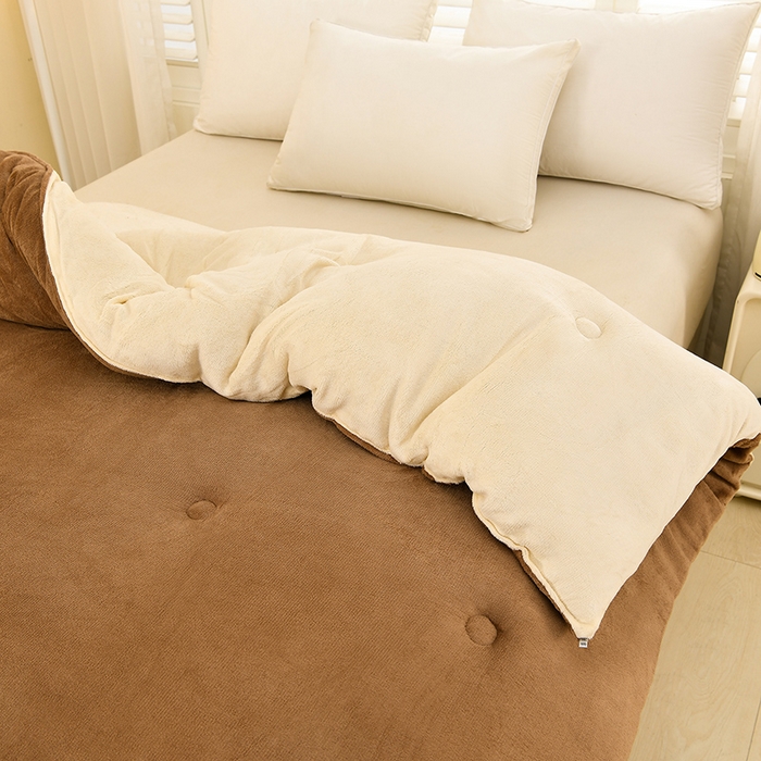 91家纺网 家纺一手货源 找家纺 金柚子家纺 2025新款牛奶绒刺绣冬被 咖色