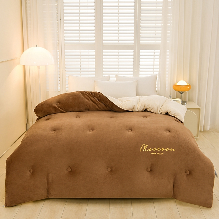 91家纺网 家纺一手货源 找家纺 金柚子家纺 2025新款牛奶绒刺绣冬被 咖色