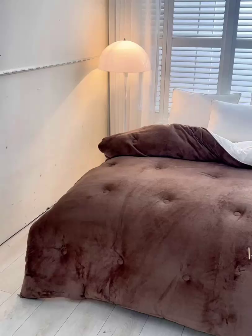 91家纺网 家纺一手货源 找家纺 金柚子家纺 2025新款牛奶绒刺绣冬被 咖色