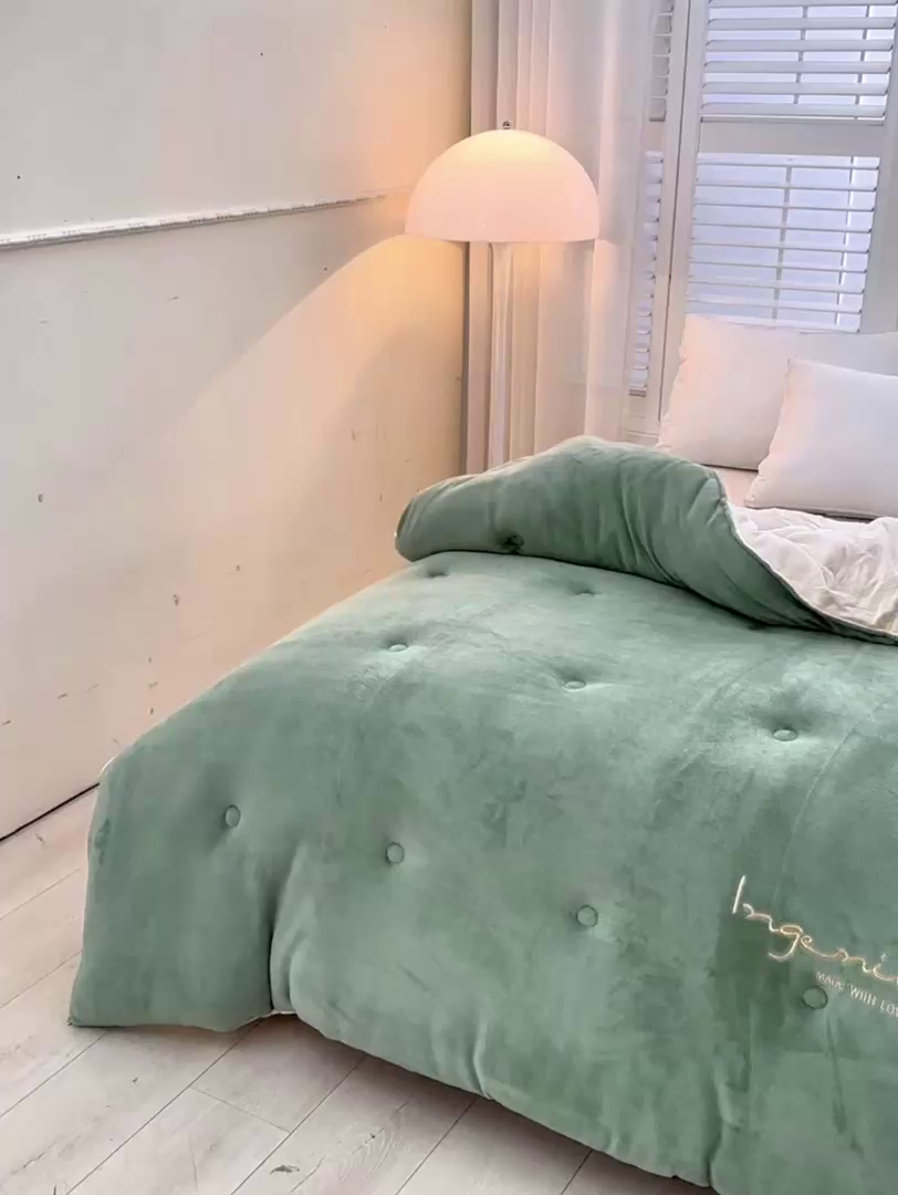 91家纺网 家纺一手货源 找家纺 金柚子家纺 2025新款牛奶绒刺绣冬被 抹茶绿