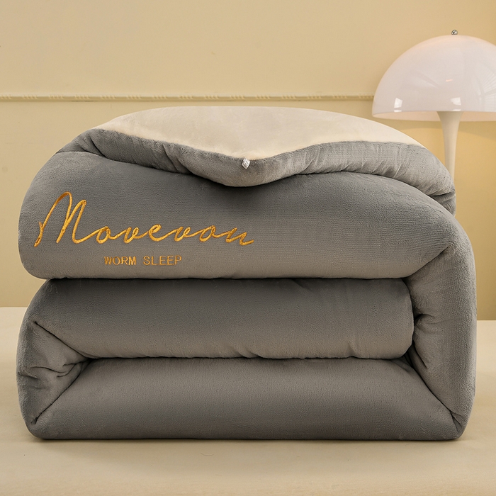 91家纺网 家纺一手货源 找家纺 金柚子家纺 2025新款牛奶绒刺绣冬被 浅灰色