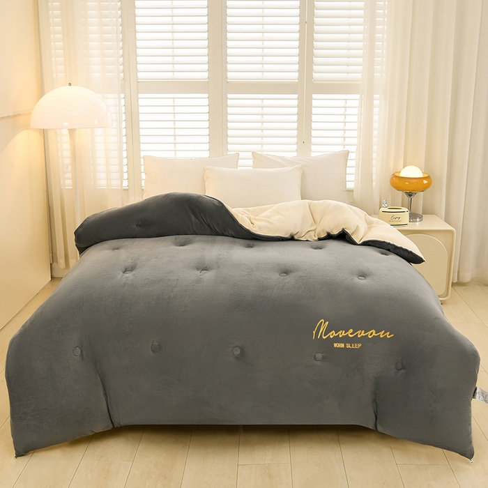 91家纺网 家纺一手货源 找家纺 金柚子家纺 2025新款牛奶绒刺绣冬被 浅灰色