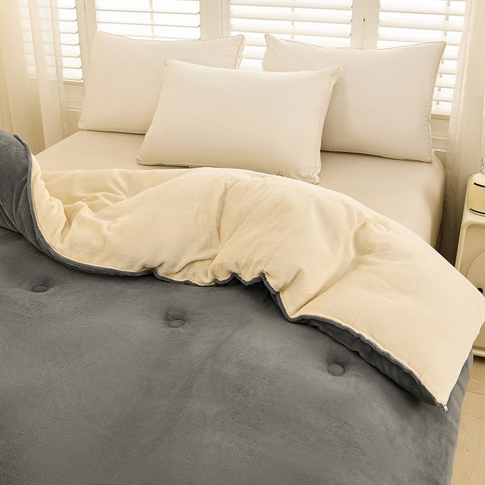 91家纺网 家纺一手货源 找家纺 金柚子家纺 2025新款牛奶绒刺绣冬被 浅灰色