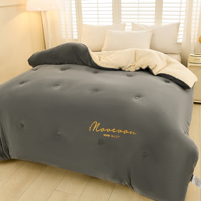 91家纺网 家纺一手货源 找家纺 金柚子家纺 2025新款牛奶绒刺绣冬被 浅灰色