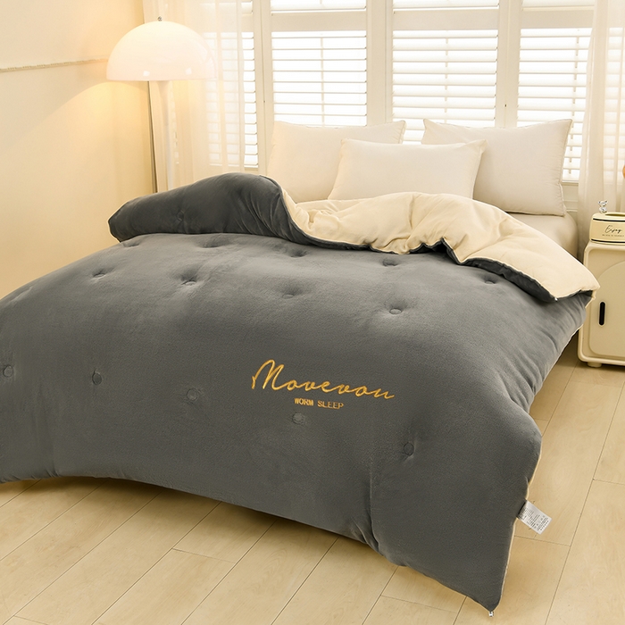 91家纺网 家纺一手货源 找家纺 金柚子家纺 2025新款牛奶绒刺绣冬被 浅灰色