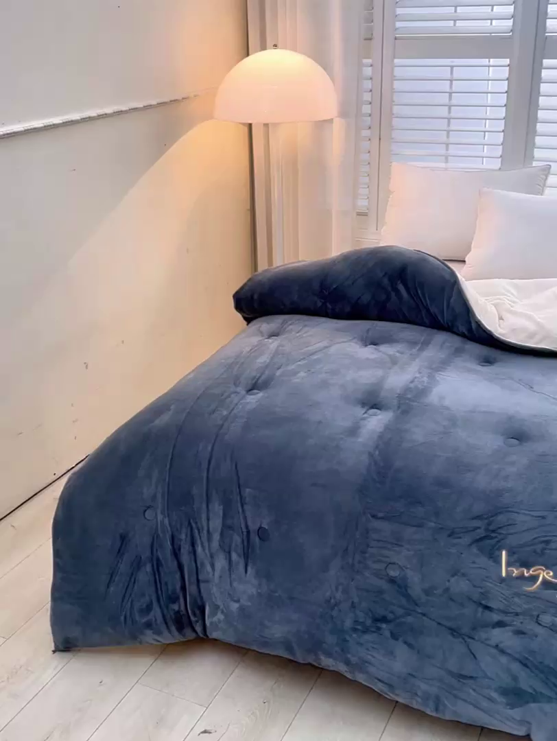 91家纺网 家纺一手货源 找家纺 金柚子家纺 2025新款牛奶绒刺绣冬被 浅灰色