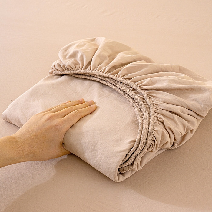 91家纺网 家纺一手货源 找家纺 桔禾家纺 2025新款水洗皱皱云感棉纯色床笠 奶茶驼