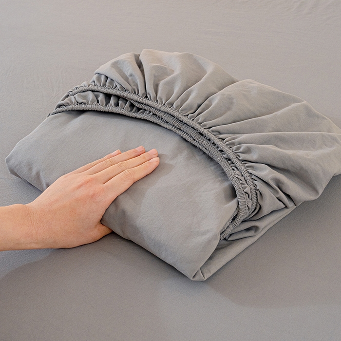 91家纺网 家纺一手货源 找家纺 桔禾家纺 2025新款水洗皱皱云感棉纯色床笠 高级灰