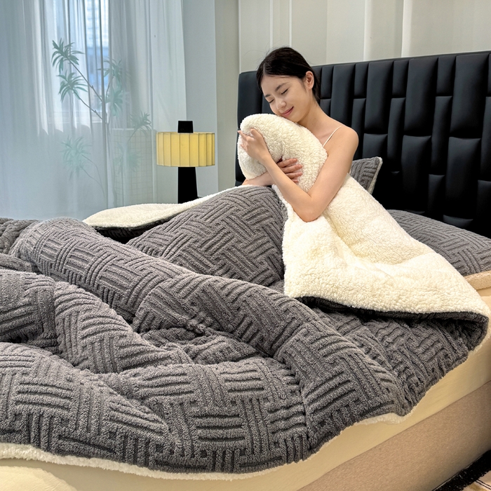 91家纺网 家纺一手货源 找家纺 默忆 2025新款塔芙绒提花冬被被子被芯 卡灰色