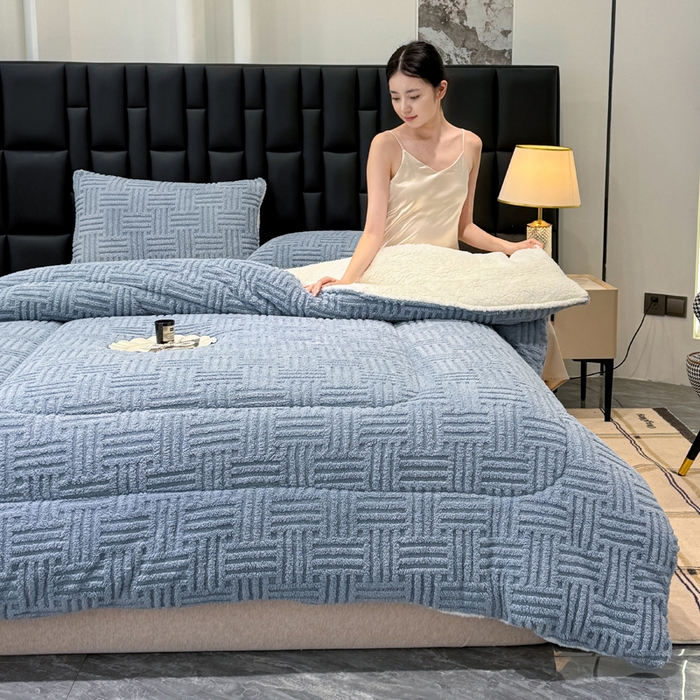 91家纺网 家纺一手货源 找家纺 默忆 2025新款塔芙绒提花冬被被子被芯 雾曼蓝