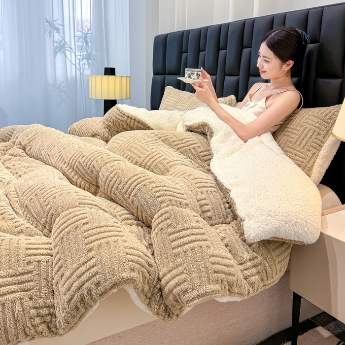 91家纺网 家纺一手货源 找家纺 默忆 2025新款塔芙绒提花冬被被子被芯 卡其色