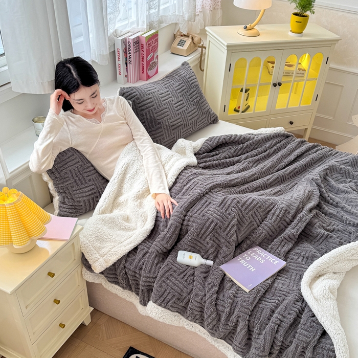 91家纺网 家纺一手货源 找家纺 默忆 2025新款塔芙绒提花毛毯 冰川灰