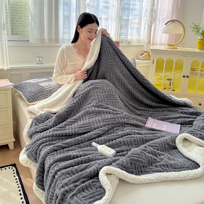 91家纺网 家纺一手货源 找家纺 默忆 2025新款塔芙绒提花毛毯 冰川灰