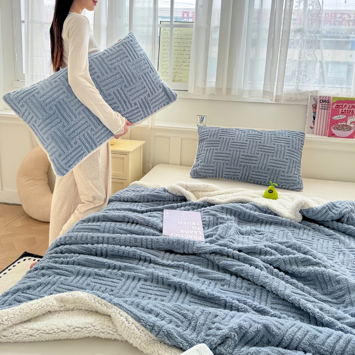 91家纺网 家纺一手货源 找家纺 默忆 2025新款塔芙绒提花毛毯 蓝灰色