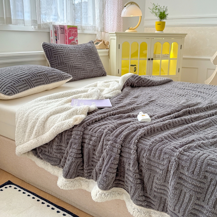 91家纺网 家纺一手货源 找家纺 默忆 2025新款塔芙绒提花毛毯 冰川灰