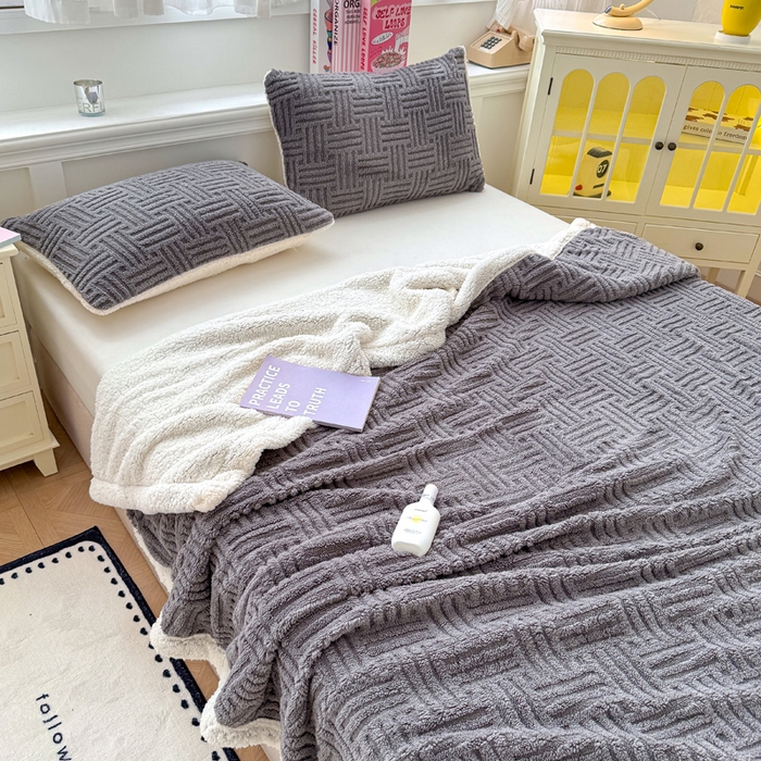 91家纺网 家纺一手货源 找家纺 默忆 2025新款塔芙绒提花毛毯 冰川灰