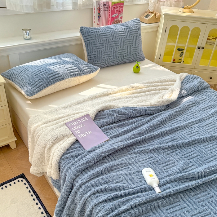 91家纺网 家纺一手货源 找家纺 默忆 2025新款塔芙绒提花毛毯 蓝灰色