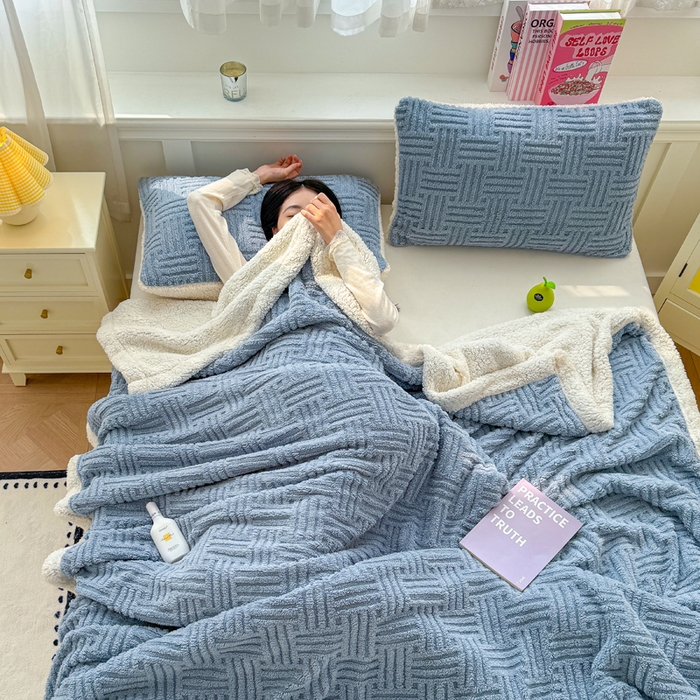 91家纺网 家纺一手货源 找家纺 默忆 2025新款塔芙绒提花毛毯 蓝灰色