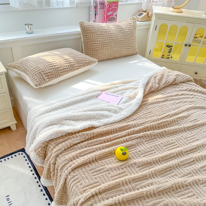 91家纺网 家纺一手货源 找家纺 默忆 2025新款塔芙绒提花毛毯 深卡其