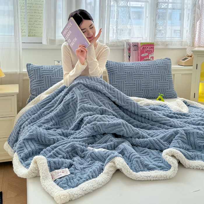 91家纺网 家纺一手货源 找家纺 默忆 2025新款塔芙绒提花毛毯 蓝灰色