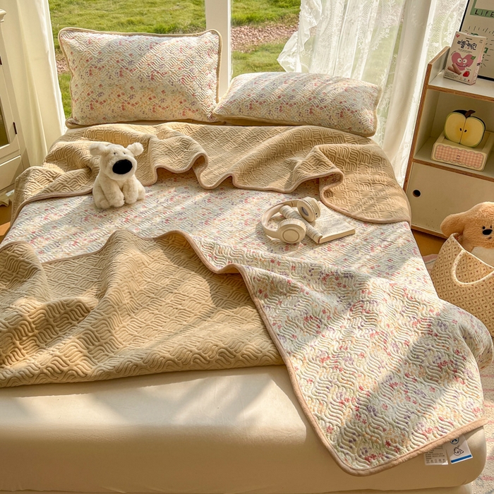 91家纺网 家纺一手货源 找家纺 （总）春光里 2025新款A版云感棉皱皱纱B版牛奶绒夹棉床盖三件套