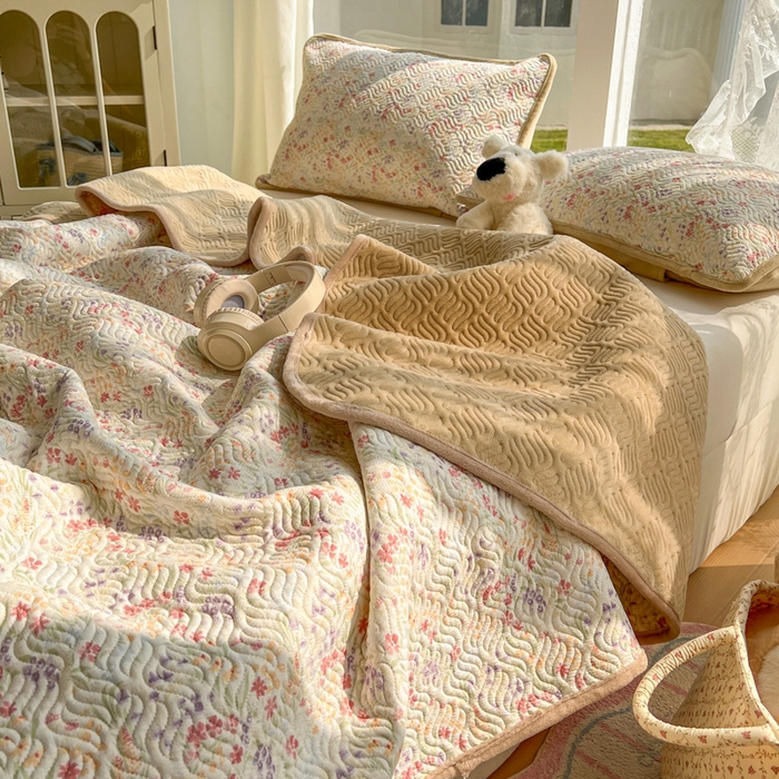 91家纺网 家纺一手货源 找家纺 （总）春光里 2025新款A版云感棉皱皱纱B版牛奶绒夹棉床盖三件套