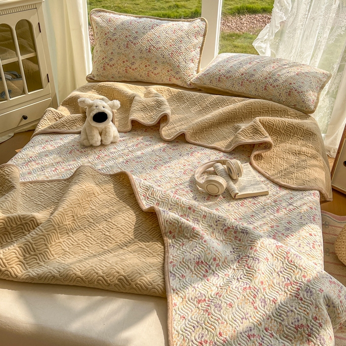 91家纺网 家纺一手货源 找家纺 （总）春光里 2025新款A版云感棉皱皱纱B版牛奶绒夹棉床盖三件套