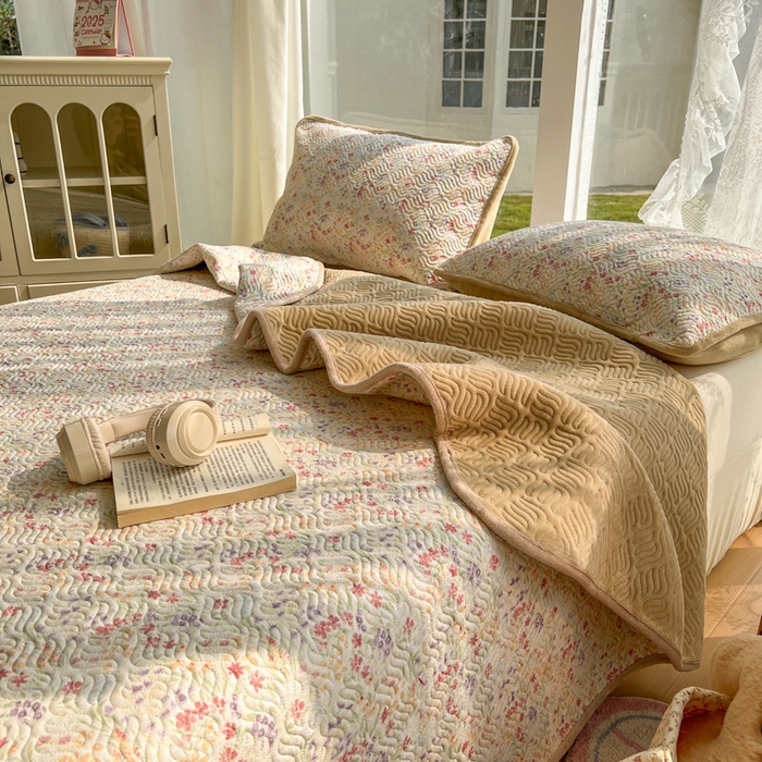 91家纺网 家纺一手货源 找家纺 （总）春光里 2025新款A版云感棉皱皱纱B版牛奶绒夹棉床盖三件套