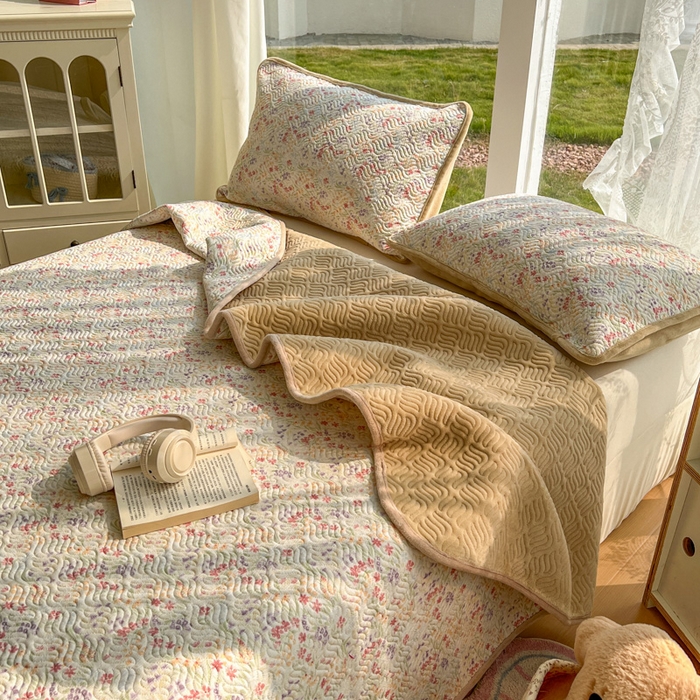 91家纺网 家纺一手货源 找家纺 （总）春光里 2025新款A版云感棉皱皱纱B版牛奶绒夹棉床盖三件套