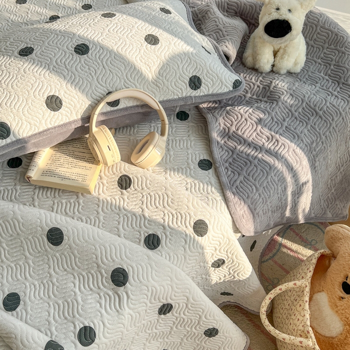 91家纺网 家纺一手货源 找家纺 春光里 2025新款A版云感棉皱皱纱B版牛奶绒夹棉床盖三件套 波点米灰